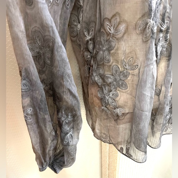 Elie Tahari sheer grey top with embroidered flowers size L - Picture 4 of 9